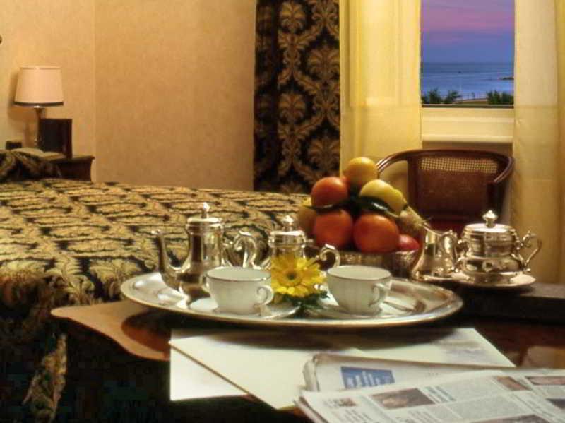 Hotel Vittoria Pesaro Eksteriør billede A room at the Waldorf Astoria