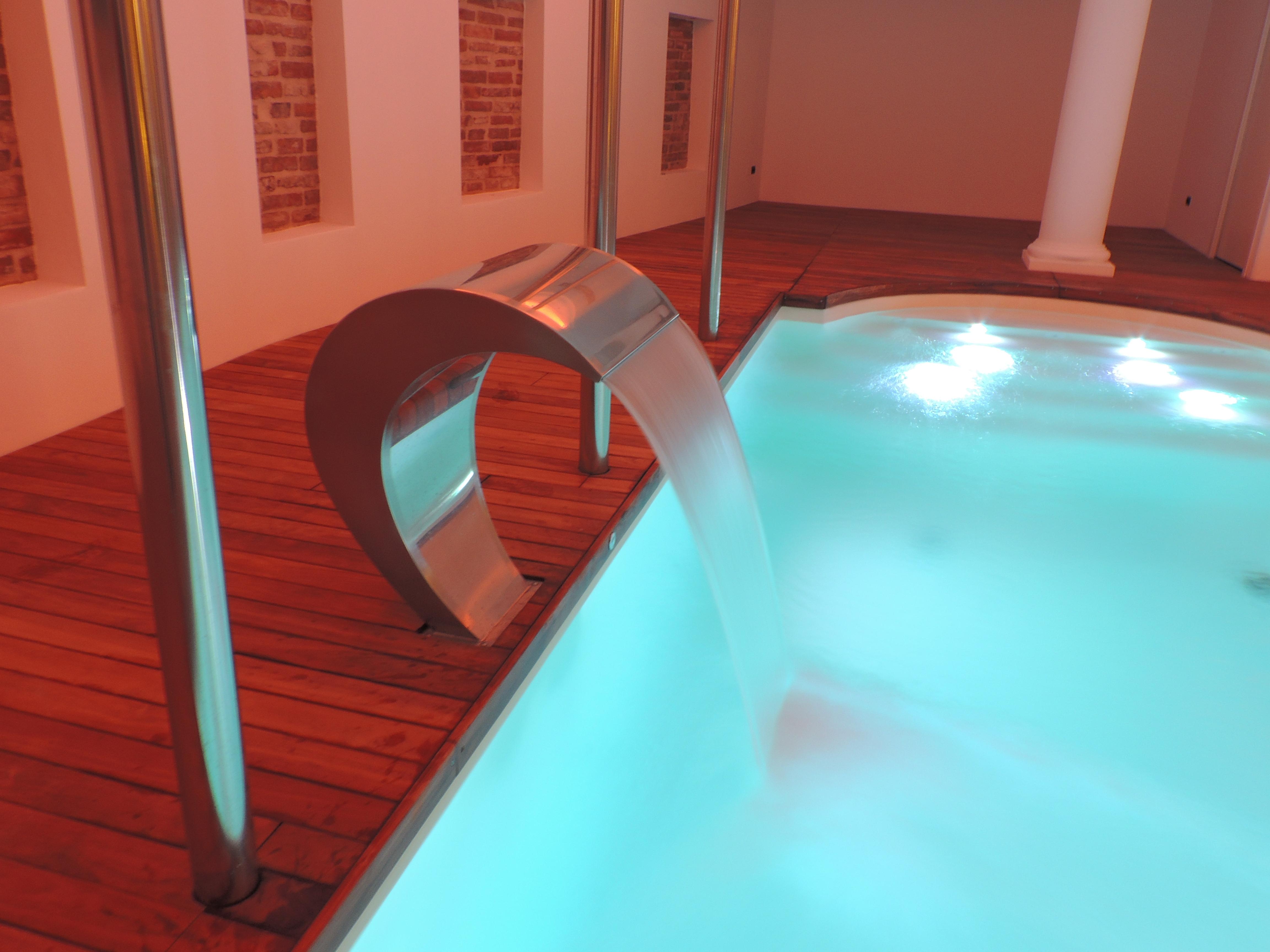 Hotel Vittoria Pesaro Eksteriør billede A modern indoor pool