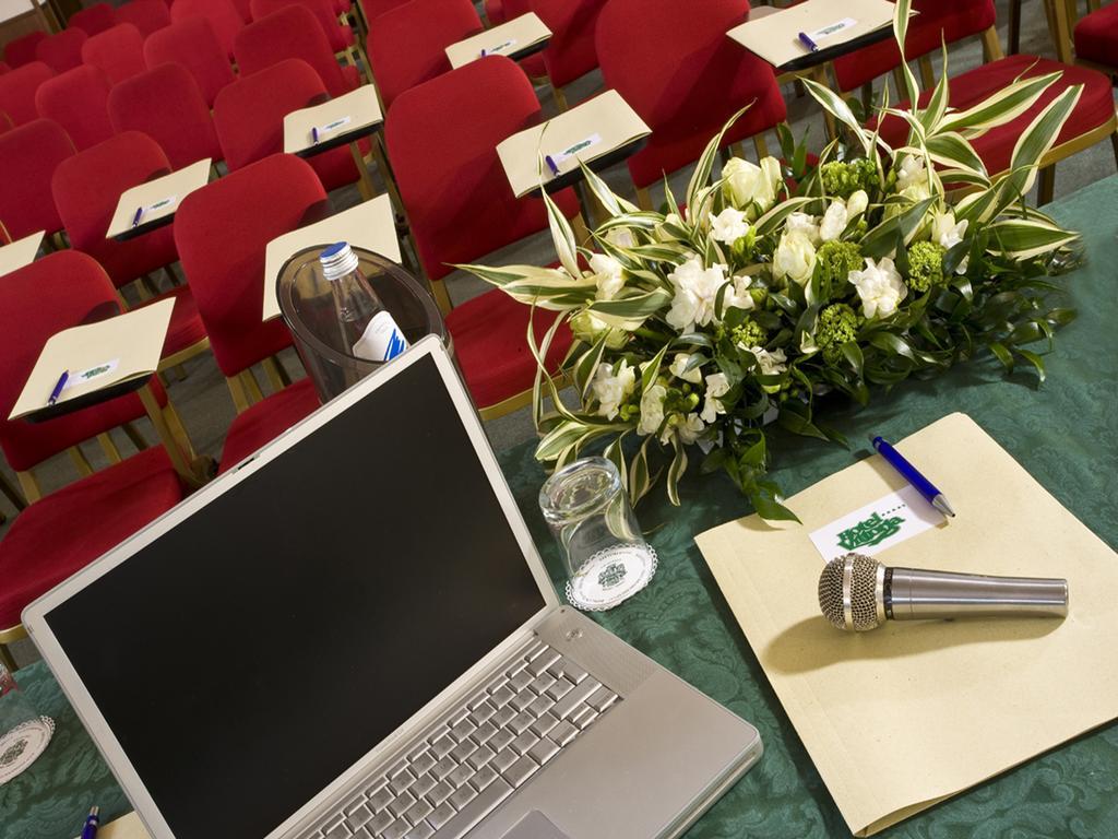 Hotel Vittoria Pesaro Eksteriør billede A conference room